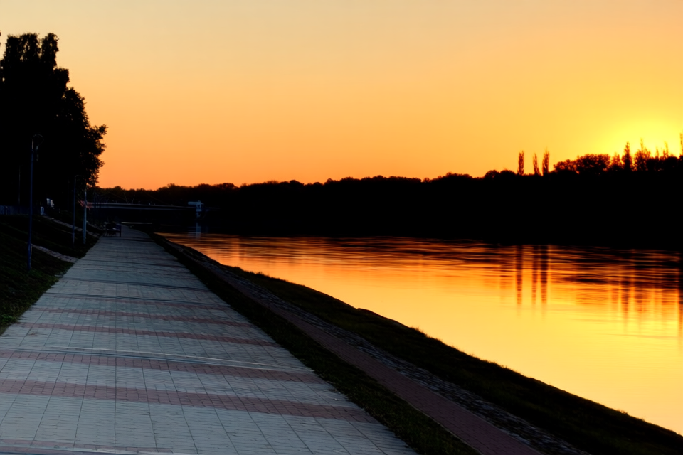 Tisza-parti sétány Szegeden naplementében